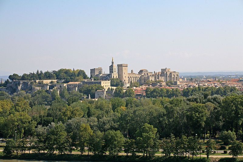 Pháp: Thành phố Avignon 800px-Avignon%252C_Rocher_des_Doms_et_Palais_des_Papes_by_JM_Rosier