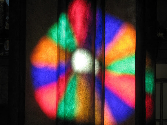 Reflejo del rosetón de la catedral católica de Fira.- Santorini (Thera)