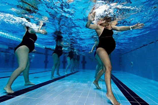 Bơi lội được xem như là bài tập tốt và an toàn nhất cho phụ nữ mang thai