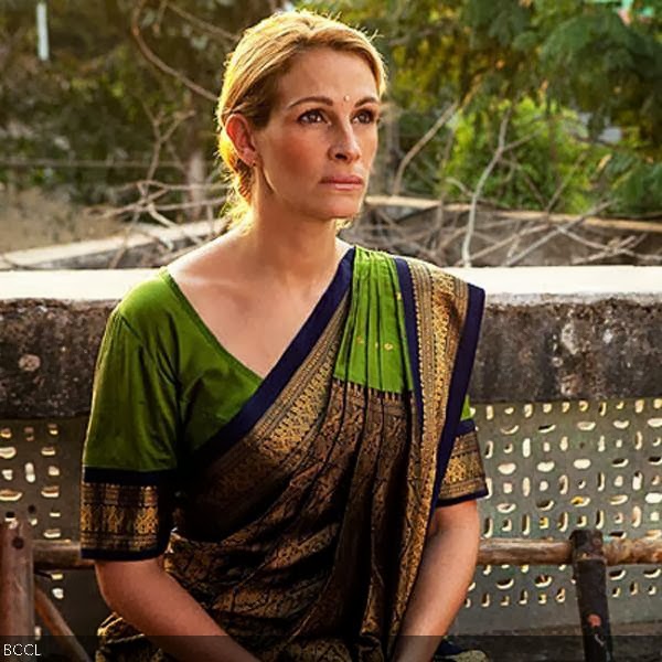 أشهر نجمات هوليوود تنافسن نجمات بوليوود بالساري الهندي Hollywood-actress-Julia-Roberts-Indias-six-yard