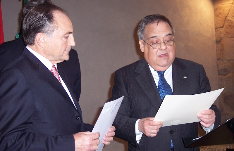 Don Vicente recibió la constancia de cónsul honorario en noviembre de 2005, de manos de Gabriel Jiménez Remus, quien fue embajador de México en España 2000-2007.