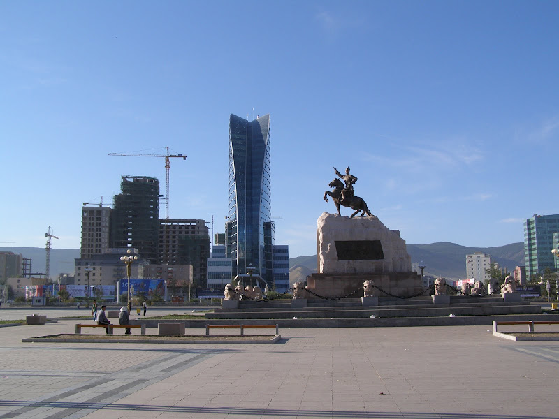 Купить в улан баторе. Улан Батор памятник. Улан Батор столица достопримечательности. Монголия город Улан Батор. Площадь Сухэ-Батора Улан-Батор.