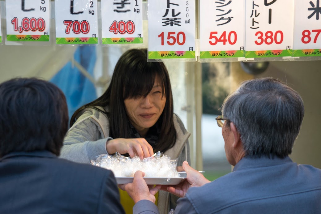 試食用ミニおにぎりを作る北竜町役場・高井千里さん