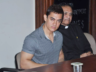 Aamir Khan also had an interaction with the media at KEM Hospital in Mumbai. (Pic: Viral Bhayani)<br /> <br /> 
