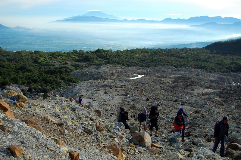 Mendaki Gunung Papandayan