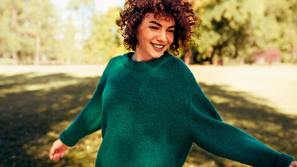 Модные женские свитеры 2023-2024 года: тренды и новинки
