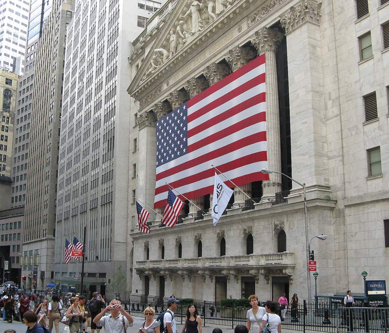 Бродвей, Нью-Йорк, США - 16 июня 2011 года NYSE facade