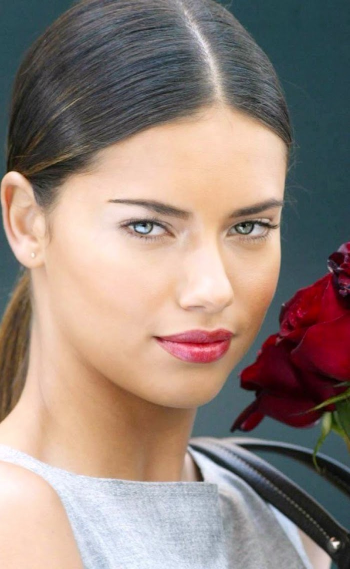 Victorias-Secret--Adriana-Lima-with-red-roses-1136x700.jpg
