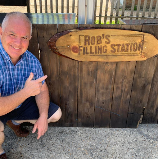 Rob's Filling Station logo