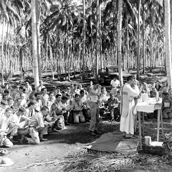 Missa durante o Natal em Guadalcanal, 1942. Fotografia: Ralph Morse/Time & Life Pictures/Getty Images, dezembro de 1942.