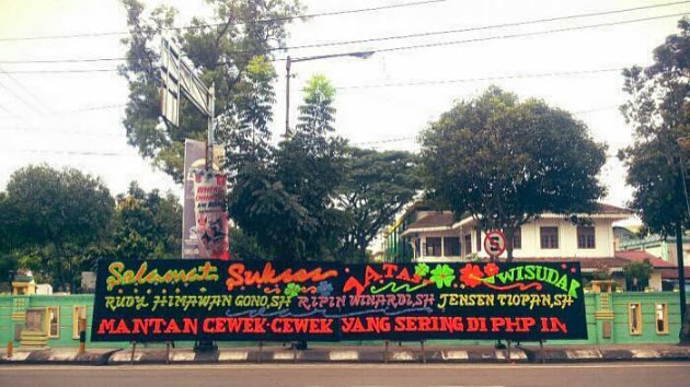 Bunga Papan Sebagai Ucapan Wisuda Dari Korban PHP  Bunga 