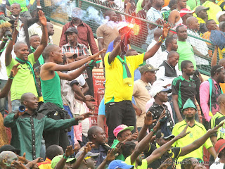 Des supporteurs de l’As.V Club de la RDC célébrant la victoire contre Zamālek de l’Egypte le 18/05/2014 au stade Tata Raphael à Kinshasa, dans le cadre de la ligue des champions 2014 de la CAF, score final: 2-1. Radio Okapi/Ph. John Bompengo