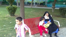 مطهره همراه مادربزرگش در پارک