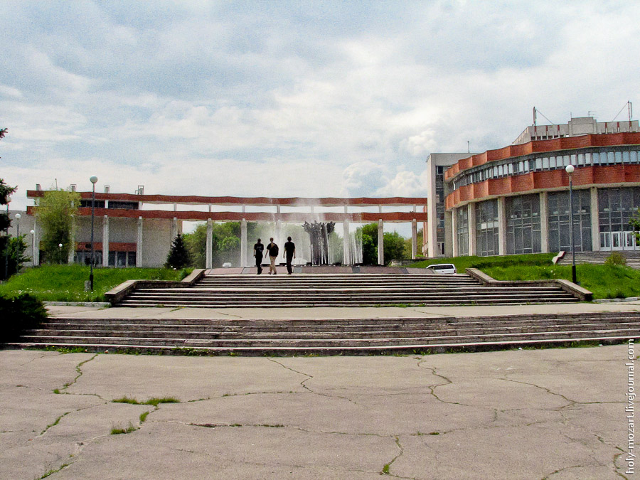 Кишинев бульвар. Дворец железнодорожников Кишинев. ДК железнодорожников Кишинев. ДК Железнодорожник Междуреченск. Дом культура в Кишиневе.