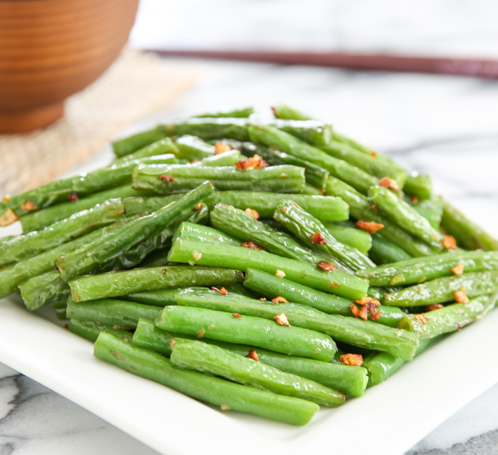 photo of green beans on a white plate