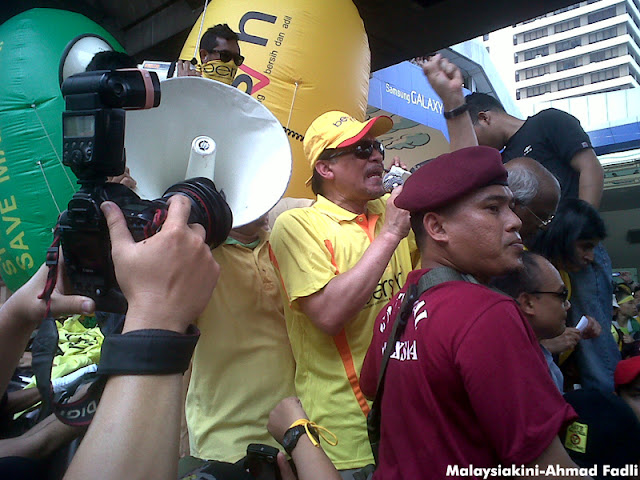 Bersih 3.0 - ஒரு லட்சம் பேர் தலைநகர் கோலாலம்பூரில் குவிந்துள்ளனர். கண்ணீர்ப்புகைக் குண்டுகள் வீசப்பட்டுள்ளது. - Page 4 IMG02375-20120428-1435