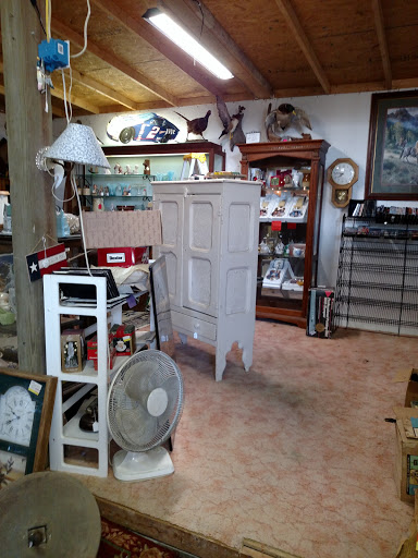 Flea Market «Red Barn Flea Market Auction», reviews and photos, 3381 Kings Hwy, Colonial Beach, VA 22443, USA
