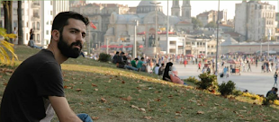Taksim-Platz. Menschen auf Wiese und Platz.