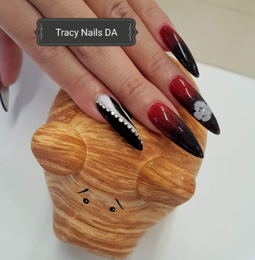 Tracy Nails Salon logo