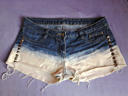 short jeans descolorido com tachas