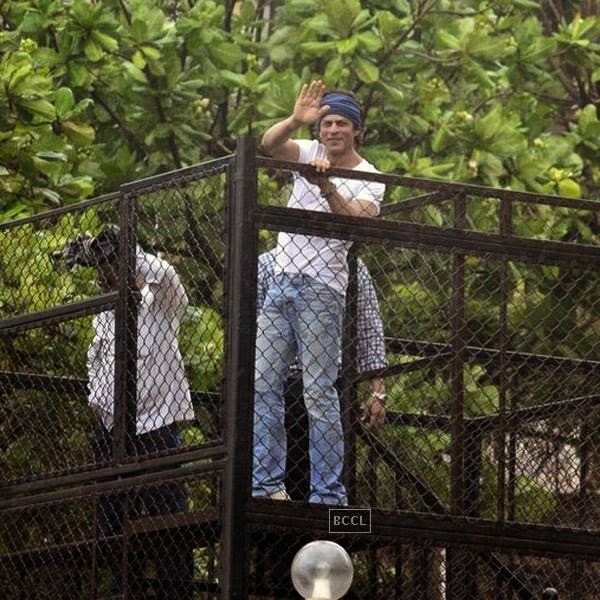 Shah Rukh Khan greets his fans on the occasion of Eid-ul-Fitr, outside his residence Mannat, on July 29, 2014.(Pic: Viral Bhayani)