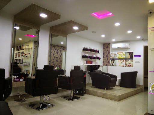 Naturals Salon, 1, Rohit House, 2nd floor, Opp Saharganj Mall, Hazrat Ganj, Lucknow, Uttar Pradesh 229001, India, Massage_Therapist, state UP