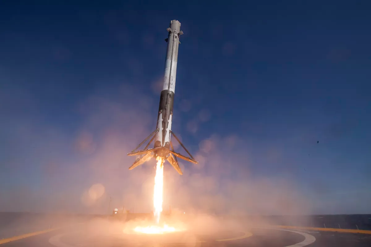  Space X dự định đây sẽ là lần cuối cùng sử dụng tàu vũ trụ Dragon, con tàu chưa từng bay một lần nào trước đây. Tất cả đều nằm trong kế hoạch giảm thiểu chi phí thương mại của công ty, tên lửa và khoang tàu đều có khả năng tái sử dụng. (AP) 