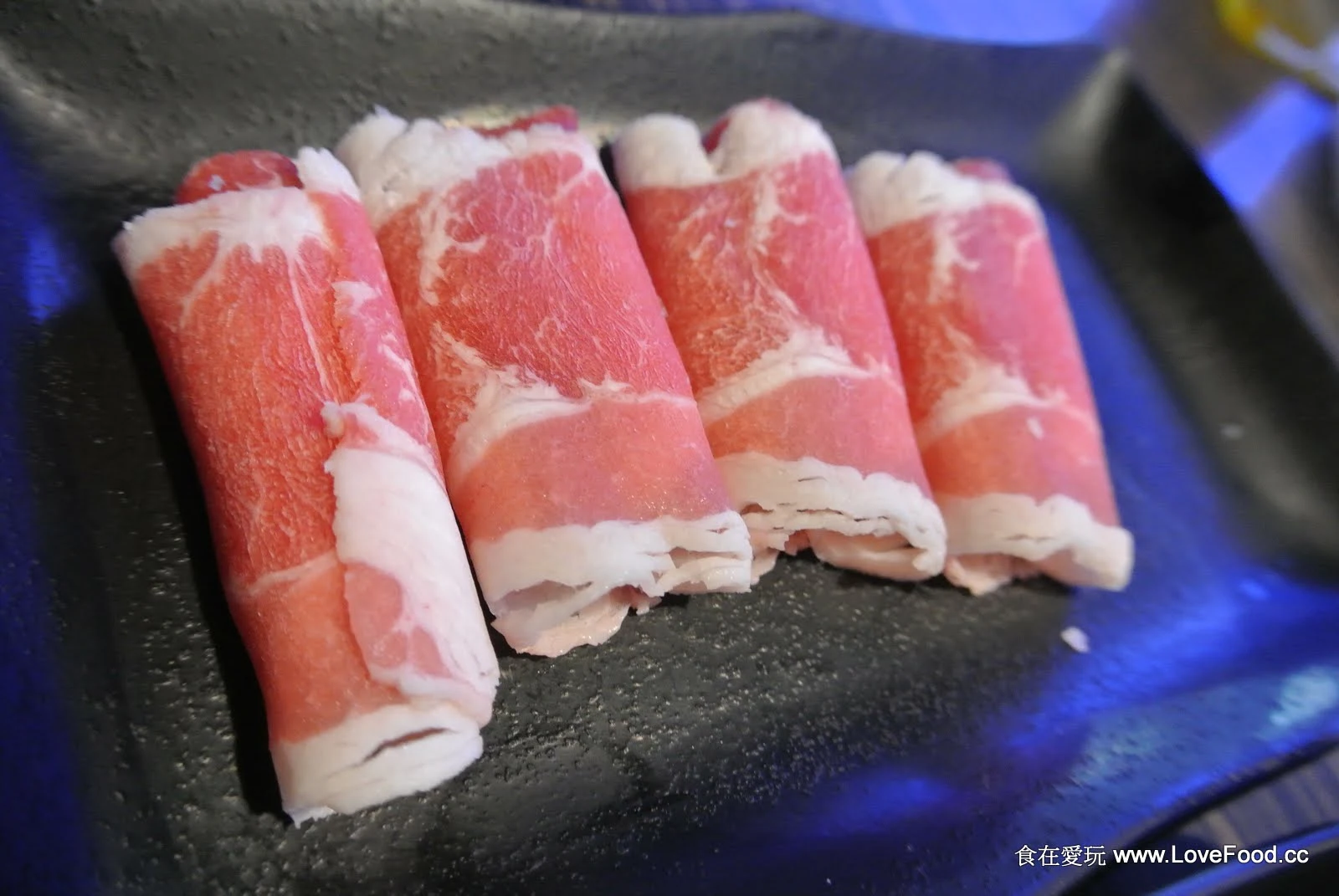肥美飽滿鮮蚵與厚切鮭魚生鮮切塊