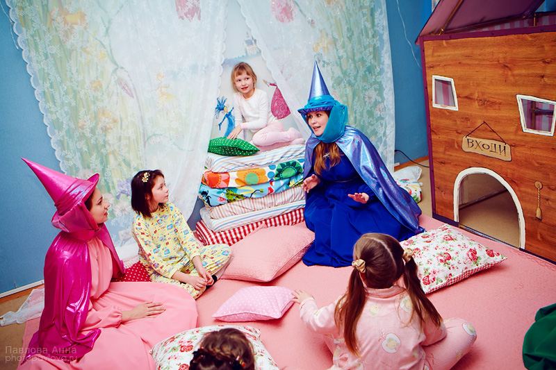 Алиса дом ребенка. Домик для пижамной вечеринки. Пижамная вечеринка для детей. День рождения в стиле пижамной вечеринки для детей. Пижамная вечеринка в детском саду фотосессия.
