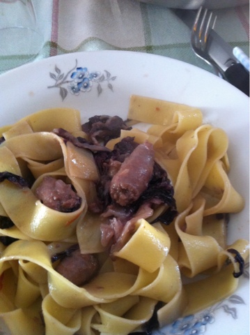 tagliatelle con radicchio e salsiccia.