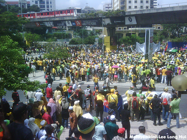 Bersih 3.0 - ஒரு லட்சம் பேர் தலைநகர் கோலாலம்பூரில் குவிந்துள்ளனர். கண்ணீர்ப்புகைக் குண்டுகள் வீசப்பட்டுள்ளது. - Page 3 IMG00400-20120428-1131