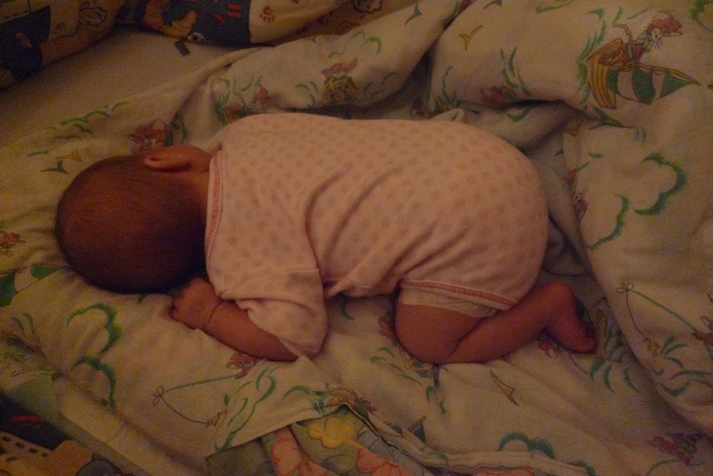 Ребенок лежит на животе 2 месяца. Спящий ребенок на животе. Спящие малыши.