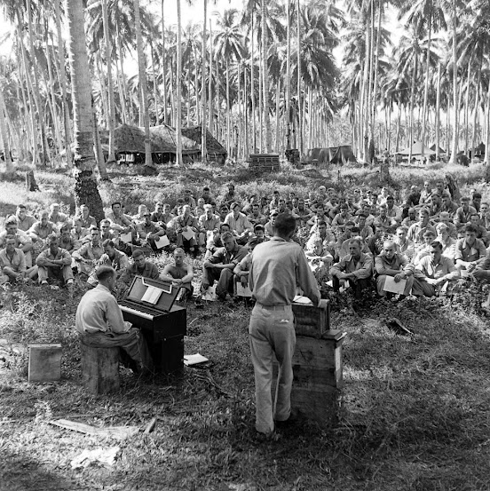 Ensaio para o concerto de Natal em Guadalcanal, 1942. Fotografia: Ralph Morse/Time & Life Pictures/Getty Images, dezembro de 1942.