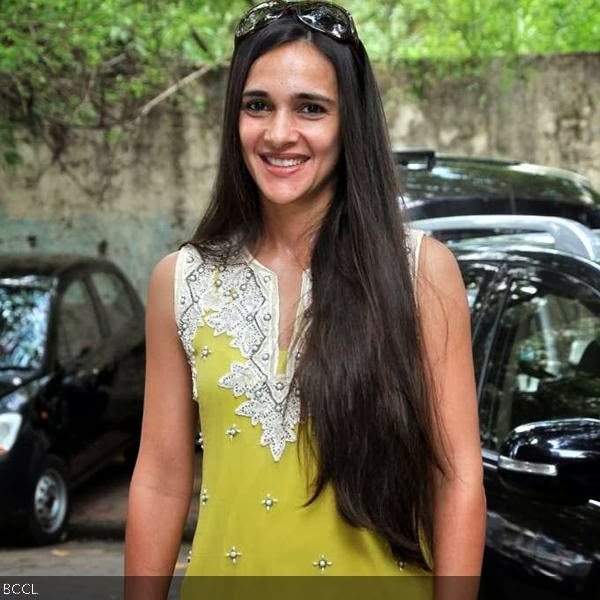 Tara Sharma arrives at the launch of children painiting exhibition, held in Mumbai, on October 9, 2013. (Pic: Viral Bhayani)