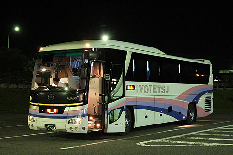 伊予鉄道「道後エクスプレスふくおか号」　5208　桜三里PA休憩中