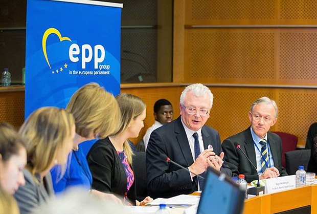 Найджел Хендерсон (в центре) во время выступления в Европарламенте