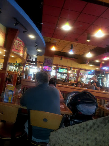Hamburger Restaurant «Red Robin Gourmet Burgers», reviews and photos, 112 Lakewood Blvd, Lakewood, CA 90712, USA