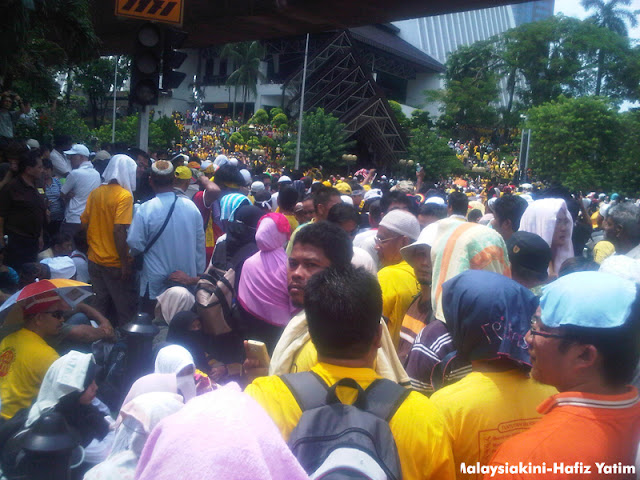 Bersih 3.0 - ஒரு லட்சம் பேர் தலைநகர் கோலாலம்பூரில் குவிந்துள்ளனர். கண்ணீர்ப்புகைக் குண்டுகள் வீசப்பட்டுள்ளது. - Page 5 Bandar-Kuala-Lumpur-20120428-00281