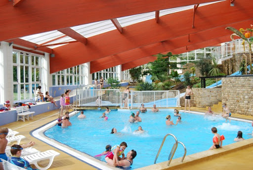 Château de Lez Eaux, camping 5 étoiles avec piscine couverte.