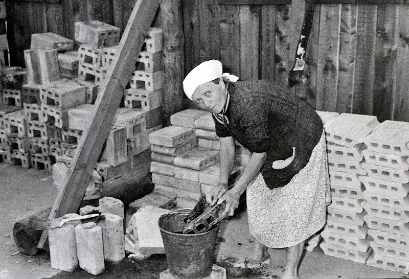 Советские женщины на тяжелых работах.
