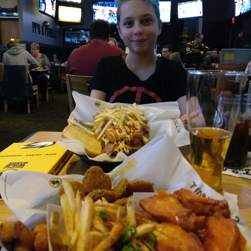 Chicken Wings Restaurant «Buffalo Wild Wings», reviews and photos, 7301 183rd St, Tinley Park, IL 60477, USA