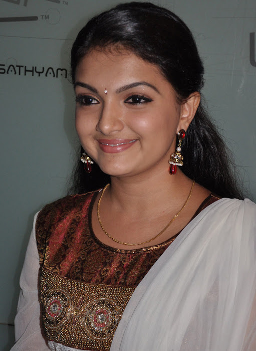 saranya mohan photo gallery