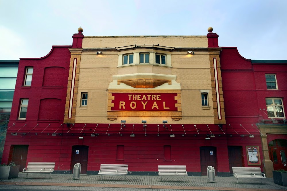 Первый театр Роял. Theatres in uk. The Theatre is built.