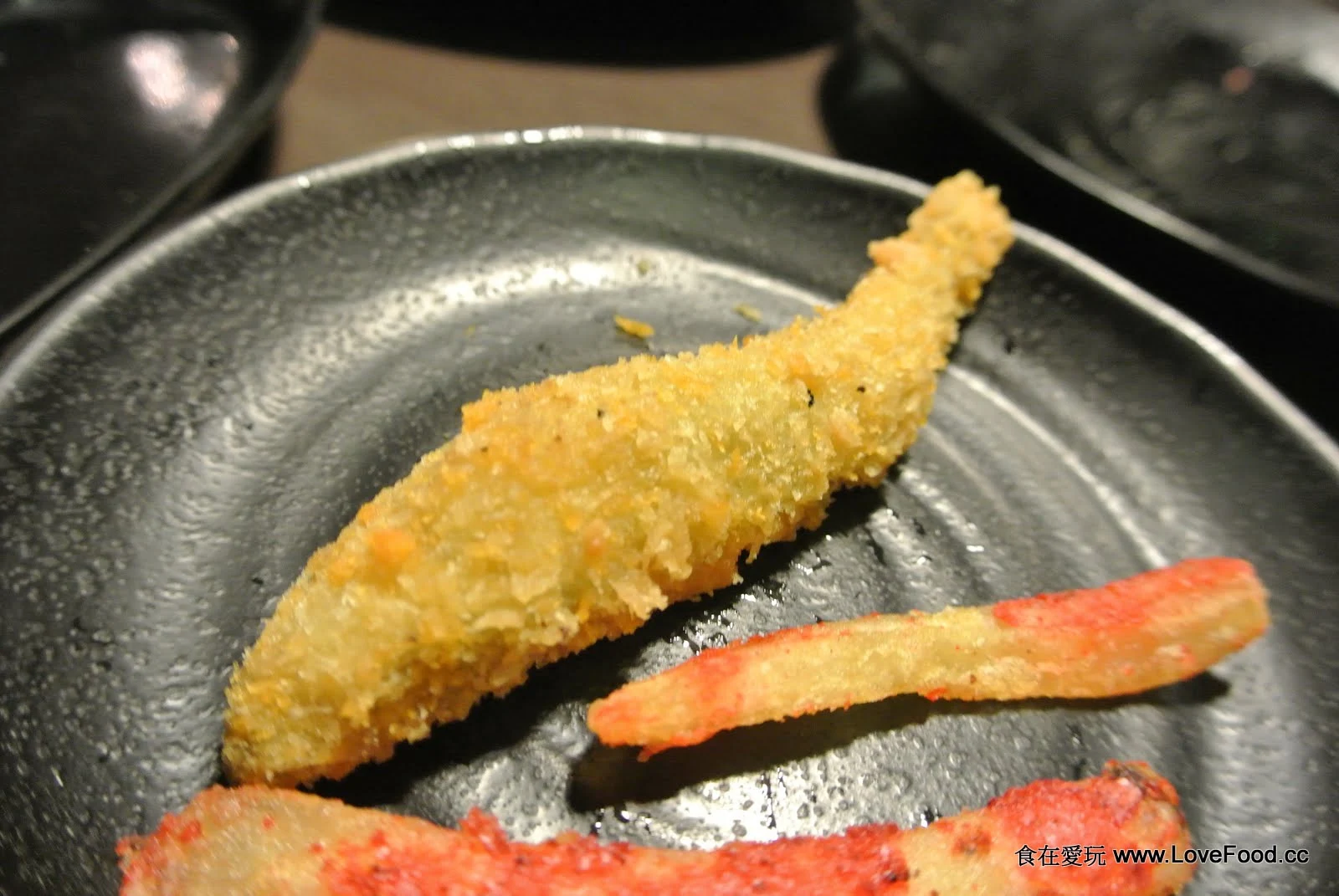 咬開炸柳葉魚滿滿爆卵魚蛋斷面近拍
