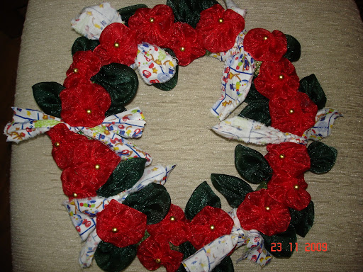 guirlanda de natal de fuxicos de organza