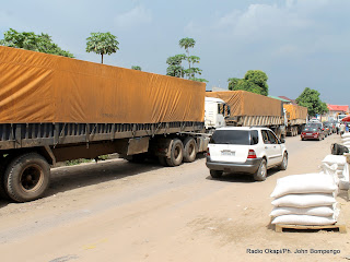 Embouteillage causé par des camions remorques stationnés devant la Minoterie de Kinshasa(Minokin) le 01/04/2013 vers l’hôtel Diplomate à Kinshasa-Ngaliema attendant leurs déchargements. Radio Okapi/Ph. John Bompengo