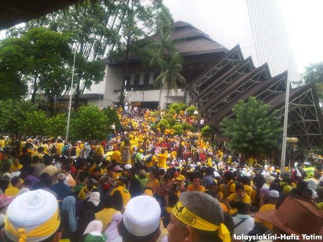 Bersih 3.0 - ஒரு லட்சம் பேர் தலைநகர் கோலாலம்பூரில் குவிந்துள்ளனர். கண்ணீர்ப்புகைக் குண்டுகள் வீசப்பட்டுள்ளது. - Page 5 Bandar-Kuala-Lumpur-20120428-00282