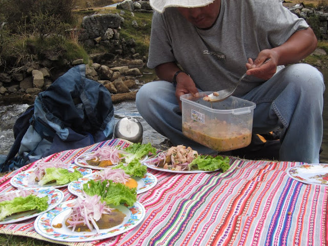 Preparing lunch during our Huayhuah Trek with Huascaran Adventure