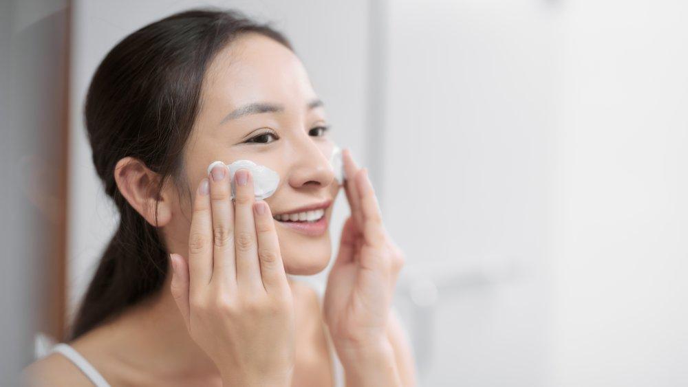 The Difference Between Oil-Based Cleanser And Water-Based Cleanser
