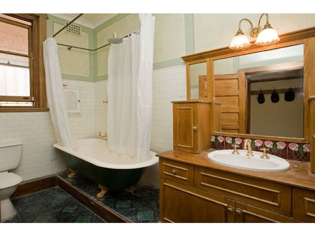 Original bathroom at 17 Holbrook Avenue, Kirribilli